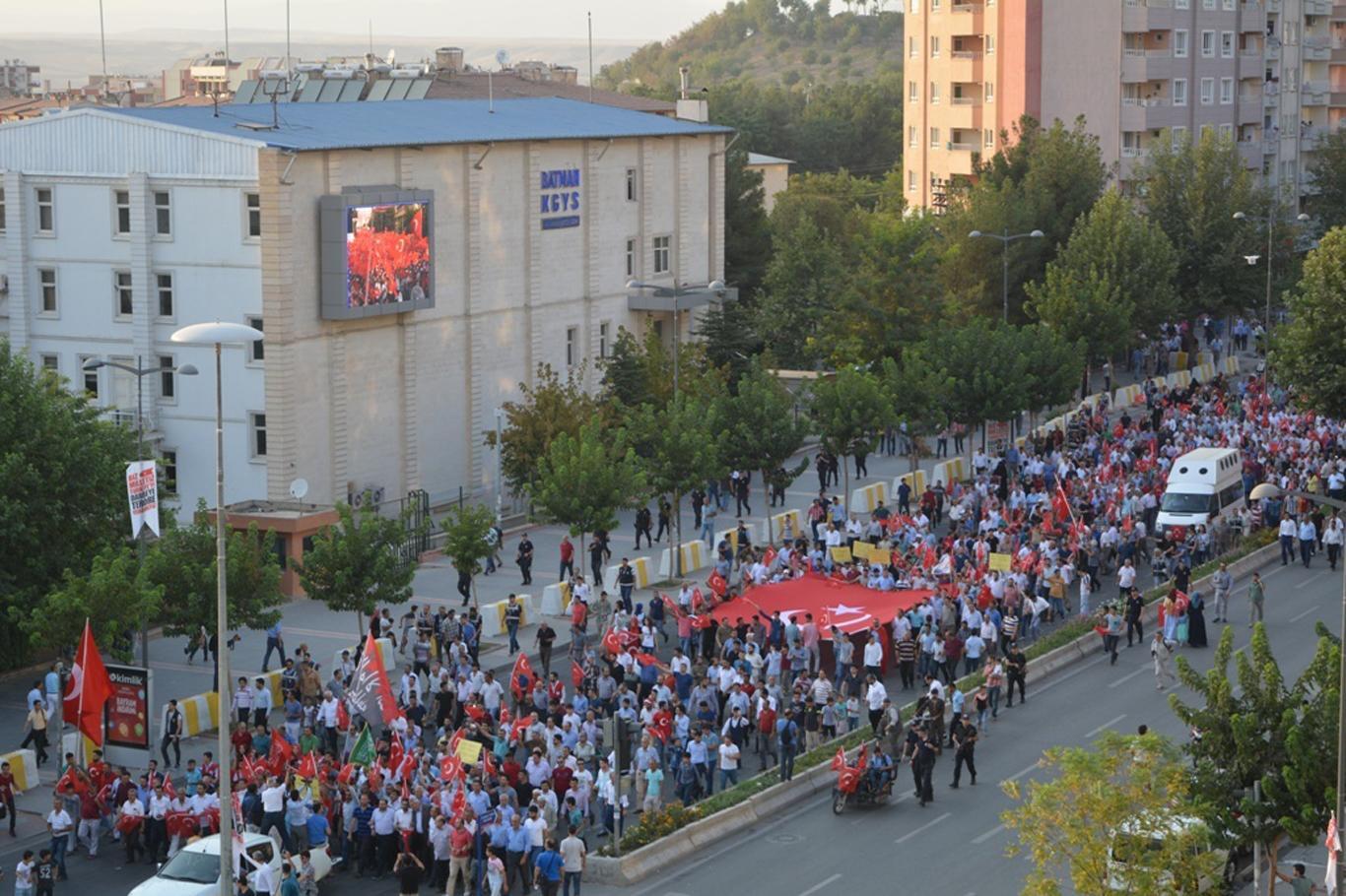 Batman’da binlerce kişi PKK’ye karşı yürüdü